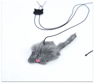 Détail d'un jouet pour chat souris en peluche grise avec cordon élastique et clip