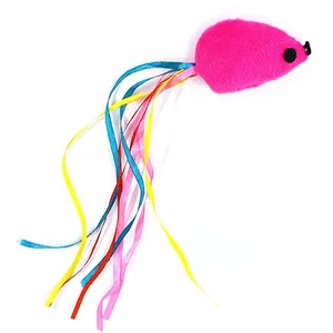 Dettaglio di un giocattolo per gatti a forma di topo in peluche rosa con nastri colorati