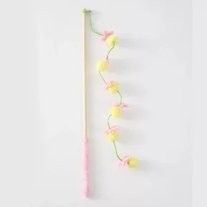 Bacchetta da gioco in legno per gatti con fiori rosa, pompon gialli e campanellino.