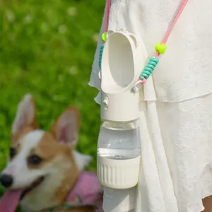 Tragbare Trinkflasche für Haustiere mit Schultergurt für unterwegs im Freien.