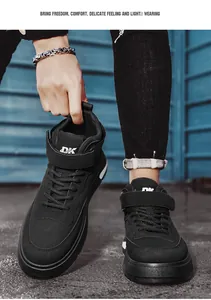 Dettaglio di sneakers alte nere casual con chiusura a strappo velcro