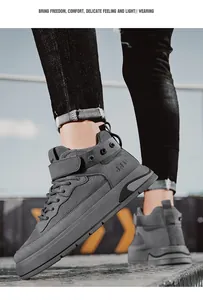 Vista dettagliata delle sneakers alte grigie da uomo in un ambiente urbano all'aperto
