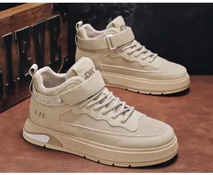 Vista dettagliata di sneaker alte beige con cinturino in velcro e chiusura lacci.