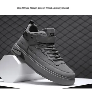 Primo piano di scarpe alte grigie con dettagli su cinturini e lacci intrecciati