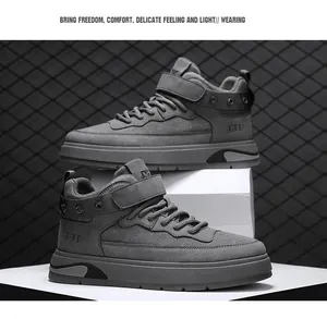 Vista dettagliata di sneaker alte grigie con goffratura JJP e suola strutturata.