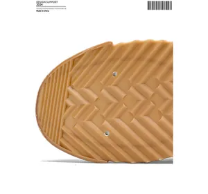 Détail de la semelle en caoutchouc antidérapante des baskets rétro à plateforme légères.