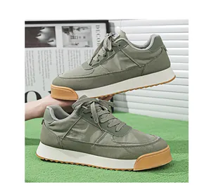 Vue détaillée des baskets rétro vert olive en tissu respirant avec semelle épaisse.