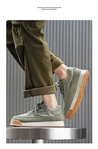 Vue détaillée de baskets en tissu parapluie respirant vert olive à semelles épaisses
