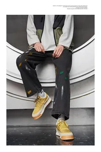 Vue détaillée des baskets à plateforme jaunes respirantes avec un style streetwear rétro