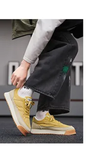 Détail de baskets rétro à plateforme jaunes en tissu respirant avec semelle gomme