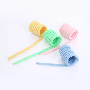 Set mit vier bunten Plüsch-Sprungfedern für Katzen in Pastellgelb, Grün, Rosa und Blau.