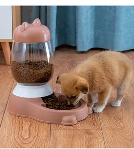 Vue détaillée d'un chiot mangeant dans un distributeur de croquettes pour animaux