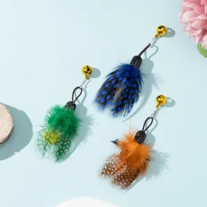 Bunte Feder-Ersatzköpfe für Katzenangeln mit goldenen Glöckchen und Clips für Spielzeug.