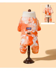 Rückansicht der dicken orangefarbenen Hundewinterjacke mit Eismuster und Vlieskragen