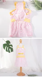 Viste dettagliate fronte e retro di un vestito pettorina per cani a quadretti rosa e giallo