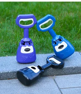 Close-up van drie draagbare hondenpoepscheppen in blauw, paars en zwart in de buitenlucht.