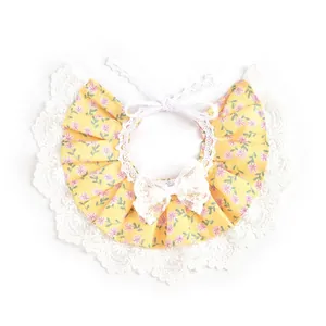 Vista detallada de un collar amarillo floral para mascotas con encaje y lazo.