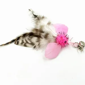 Detailansicht eines Katzenpielzeug-Anhängers mit Federn in Rosa und Braun und Glöckchen