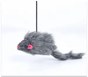 Vue détaillée d'une souris en peluche grise pour chat avec une texture de fourrure