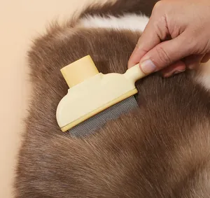 Detailaufnahme eines gelben Fellpflege-Kamms zum Enthaaren von dichtem Tierfell