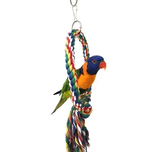 Handgefertigter bunter Baumwollseil-Papageienschaukelring mit einem Vogel darauf