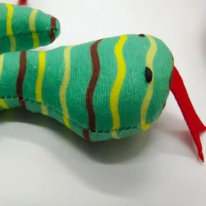 Nahaufnahme eines gestreiften Plüschschlangen-Katzenspielzeugs mit roter Zunge