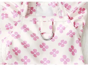Vue rapprochée de la robe de princesse pour animaux avec trèfle rose et anneau D