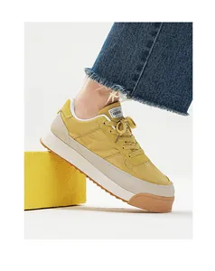 Détail de baskets compensées jaunes respirantes avec laçage vintage