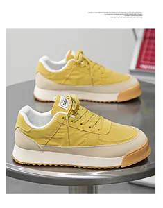 Vue latérale de baskets jaunes respirantes avec semelles épaisses rétro en tissu de soie.