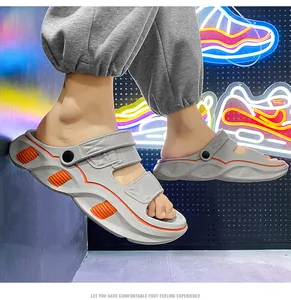 Grau-orange Herren-Sommersandalen für den Strand am Modellfuß in einer Detailansicht