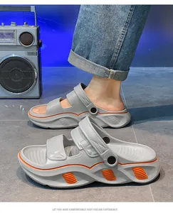 Detailansicht der modischen grauen und orangefarbenen Herren-Strandsandalen mit dicker Sohle