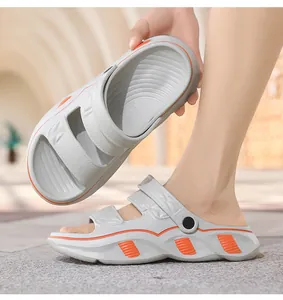 Detailansicht der grau-orangen Herren-Freizeitsandalen mit verstellbarem Riemen.