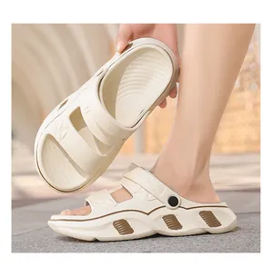 Detailaufnahme von beigen Herren-Clogs mit rutschfester Sohle und verstellbarem Riemen