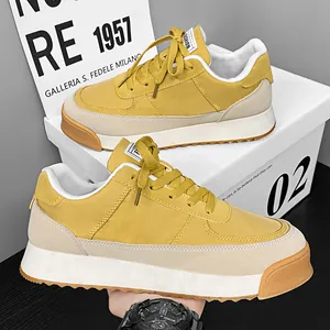 Baskets compensées jaunes à tige basse en tissu soie glacée respirant, style sport rétro.