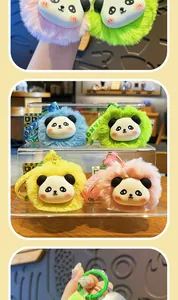 Detailansicht süßer Panda-Plüschball-Schlüsselanhänger in Rosa, Grün, Blau und Gelb.