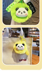 Süßer Panda Plüsch-Schlüsselanhänger an einer Tasche und Autoschlüssel dekoriert.