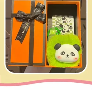 Nahaufnahme eines süßen Panda-Schlüsselanhängers in einer luxuriösen orangefarbenen Box