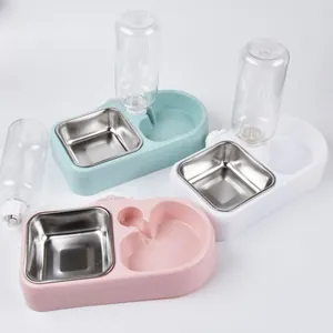 Dettaglio del distributore automatico di acqua e cibo per animali in rosa, blu e bianco