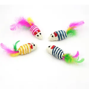 Dettaglio dei giochi per gatti a forma di topo in sisal con piume dai colori vivaci