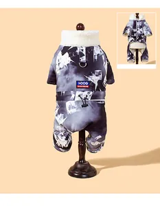 Detailansicht des dicken Haustier-Overalls mit Eismuster und Fleece-Kragen