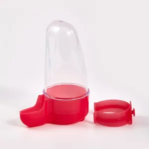 Automatischer Vogeltränke-Detail mit transparenter Flasche, rotem Sockel und Montagering