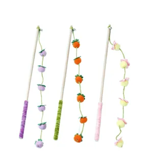 Set di bacchette per gatti in legno con frutti in feltro colorati e campanellini