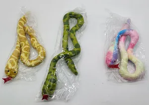 Drei Plüsch-Schlangenspielzeuge mit Katzenminze, einzeln in Plastik verpackt.