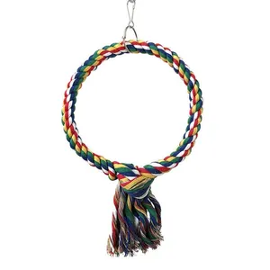 Detailansicht eines bunten Baumwollseil-Schaukelrings für Papageien mit Metallhaken
