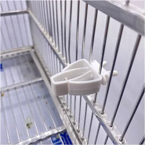 Makro-Detail des weißen Kunststoff-Vogelkäfig-Clips für Papageien-Gemüsehalter