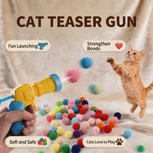 Vista dettagliata del lanciatore di palline di peluche colorate per gatti in azione