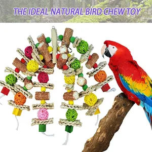 Gros plan détaillé du jouet à mâcher en bois naturel et épi de maïs pour grands perroquets