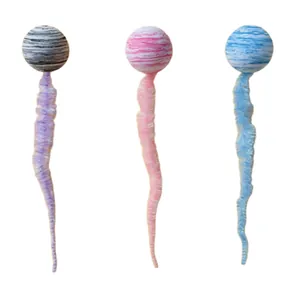Tre palline di peluche a forma di bruco per gatti con code elastiche ondulate colorate