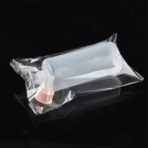 Nahaufnahme einer Haustier-Babyflasche mit Silikon-Sauger in transparenter Verpackung