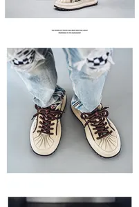 Vista superior de las zapatillas de plataforma beige para hombre con cordones marrones